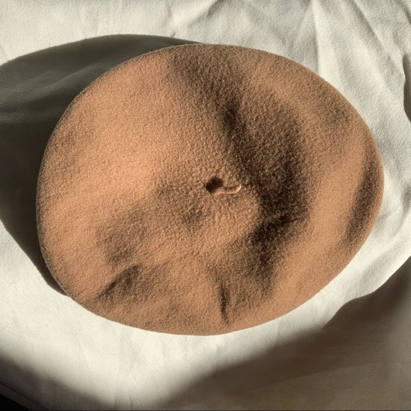 CLYDE Classic and versatile wool beret in camel. - Picture 1 of 4